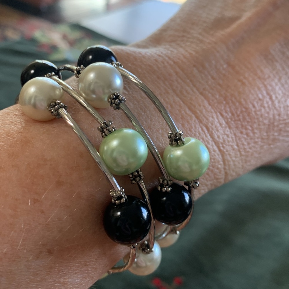 Beautiful Giftology silver tone and faux pearl bracelet.